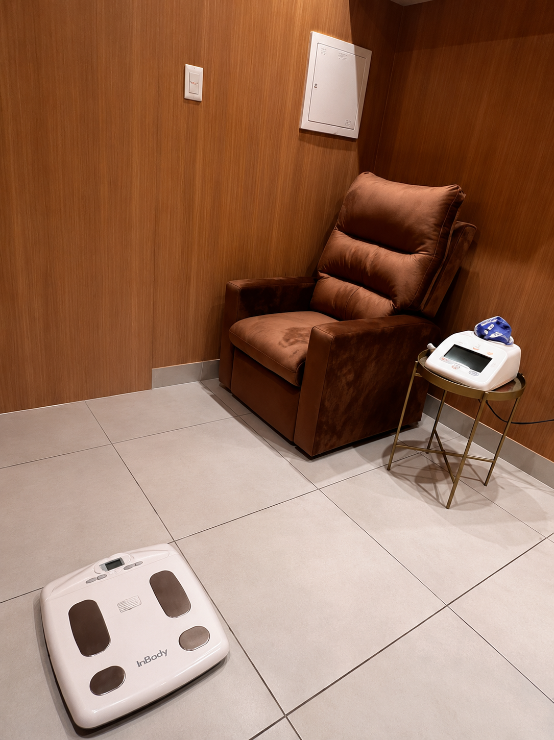 Equipamentos de bioimpedância e calorimetria indireta no consultório da Dra. Tayana Vago