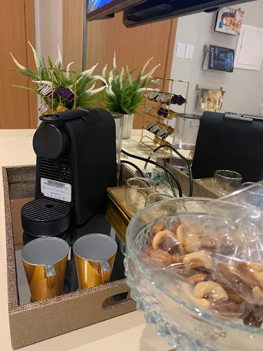 Café e detalhes de acolhimento no consultório da Dra. Tayana Vago
